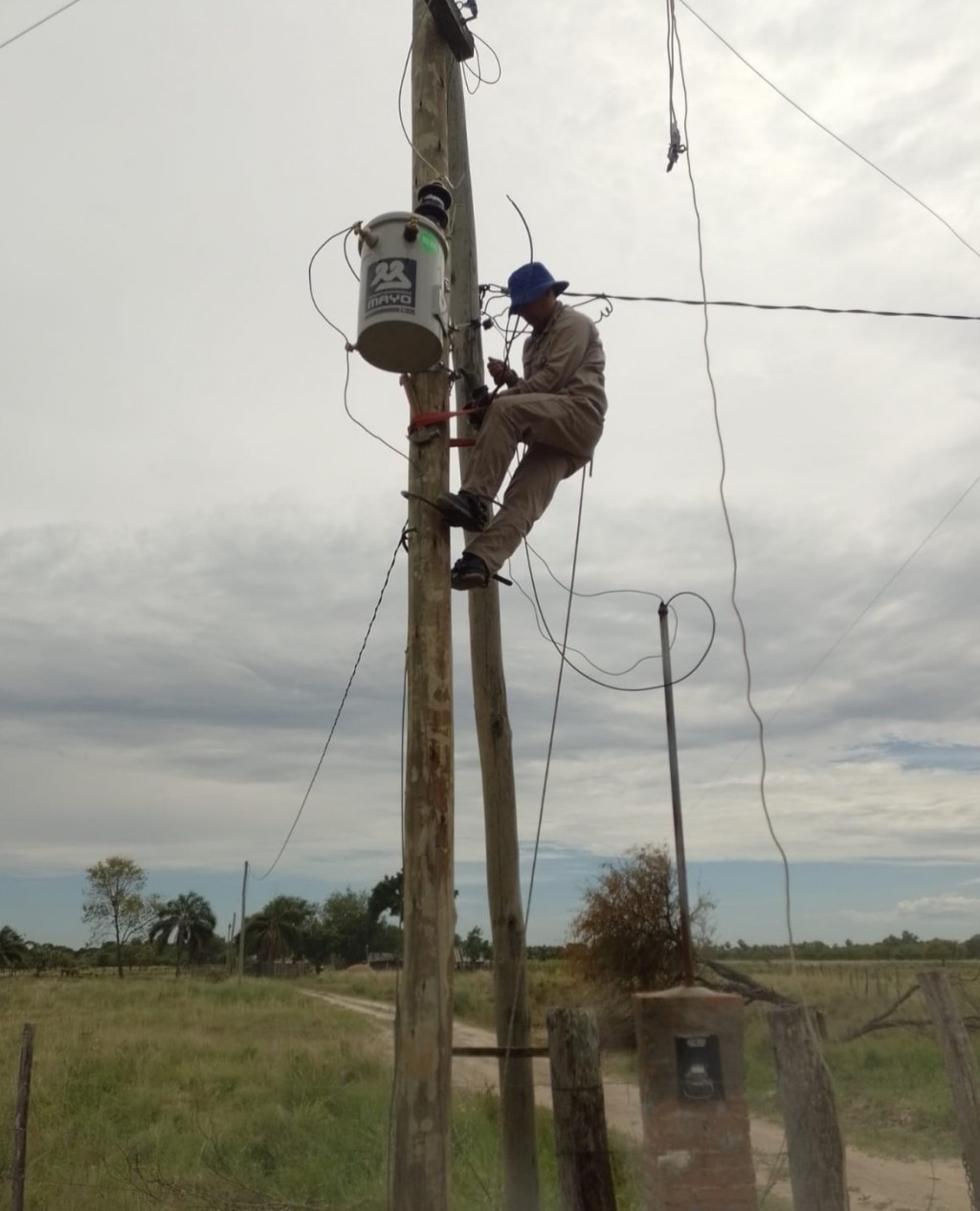 La Leonesa: realizan obras para llevar electricidad a diferentes Parajes Rurales