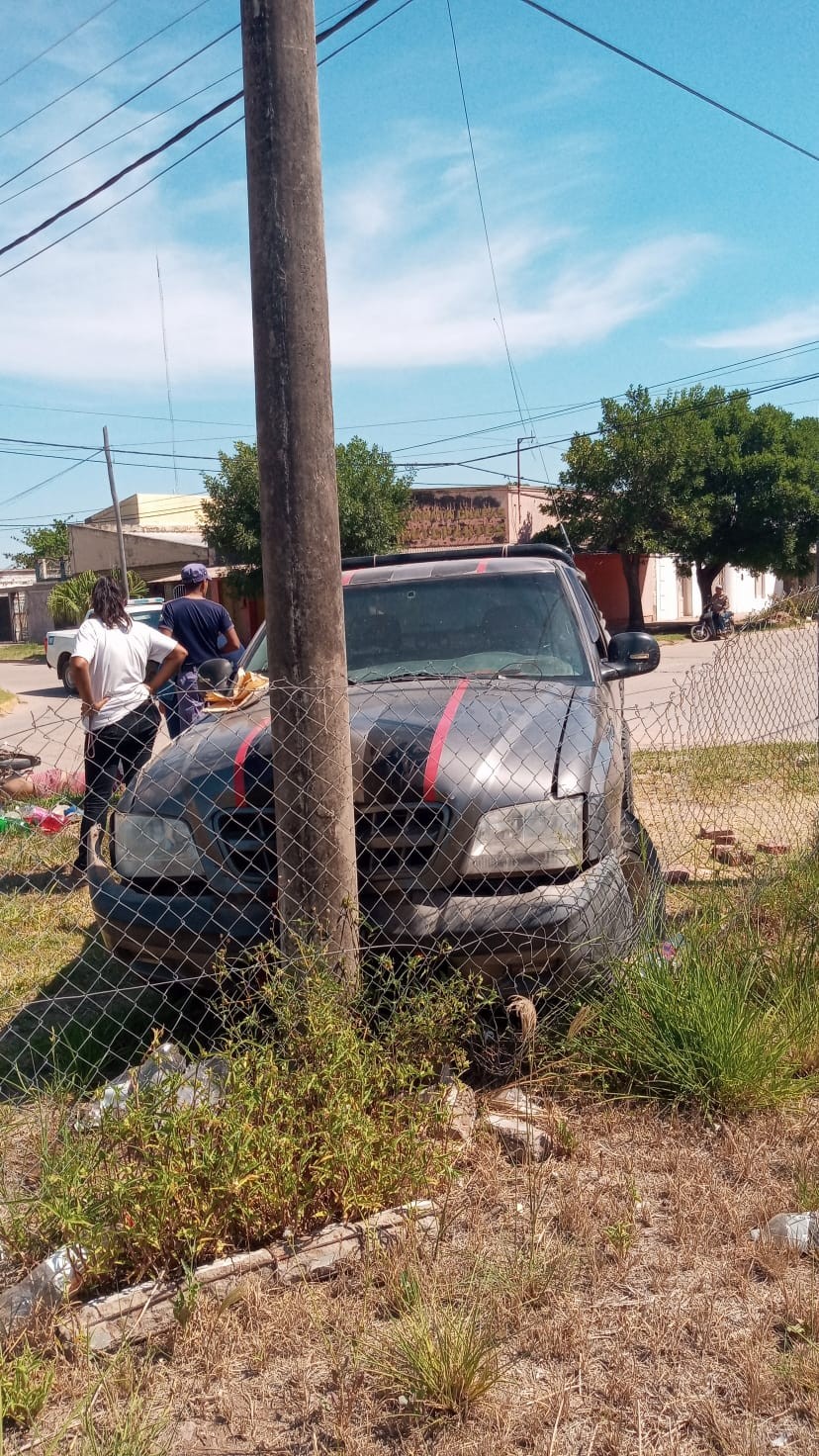 Charata: una camioneta quedo contra un poste luego de chocar con una moto