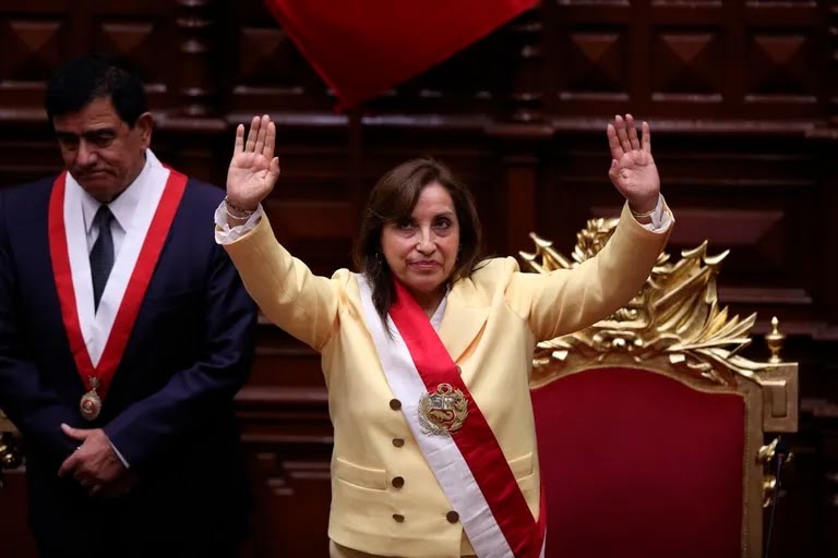 Crisis en Perú: la nueva presidenta busca formar gobierno tras la destitución de Pedro Castillo 
