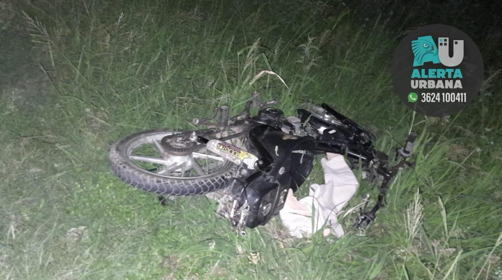 Avía Terai: Dos jóvenes perdieron el control de su moto en ruta resultaron gravemente heridos