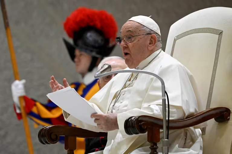 El Vaticano autorizó la bendición de parejas del mismo sexo, sin considerarlas matrimonio