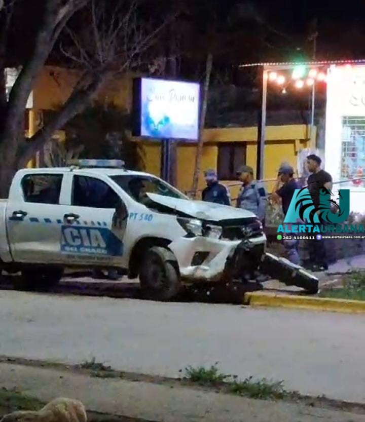 Colonia Benitez: Un móvil policial impactó por un poste de luz tras un desperfecto en el volante 