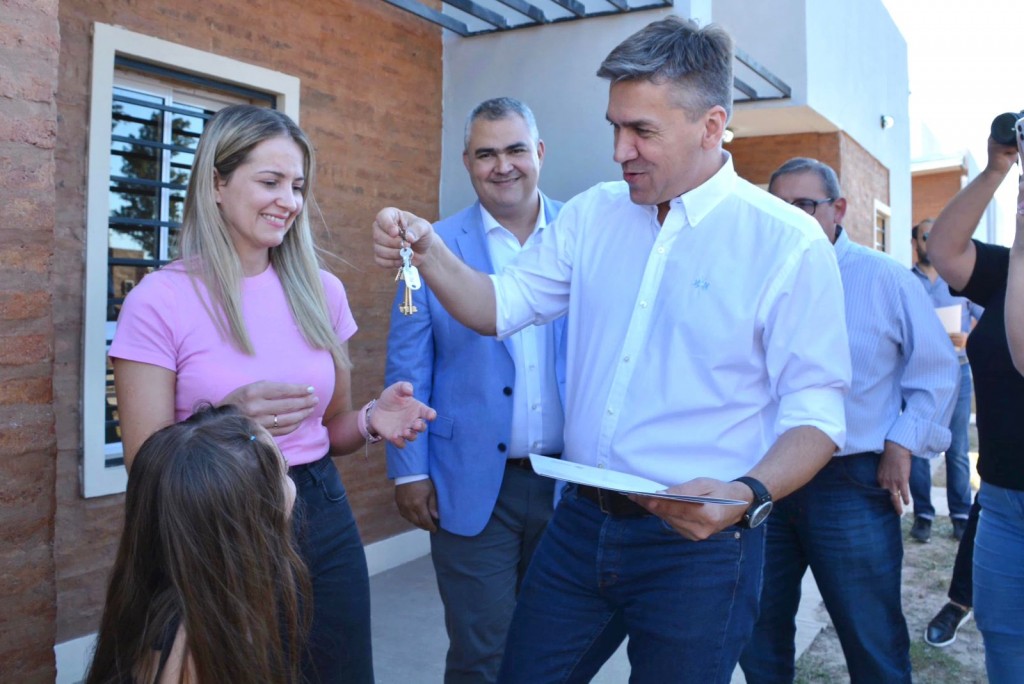 El gobernador Leandro Zdero entregó viviendas y títulos de propiedad a vecinos de Santa Sylvina