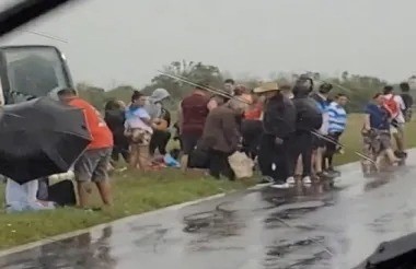 Volcó un micro que llevaba misioneros a la Basílica de Itatí