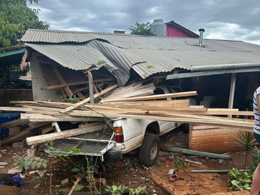 Misiones: abuelo de 75 años perdió el control de la camioneta y terminó contra una casa