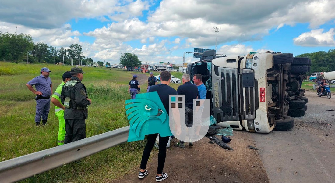 Brasileño volcó el camión que conducía en el acceso Norte capitalino