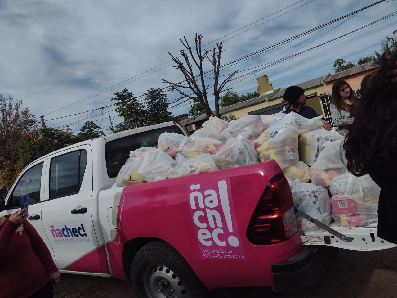 Entregan bolsines navideños del programa Ñachec