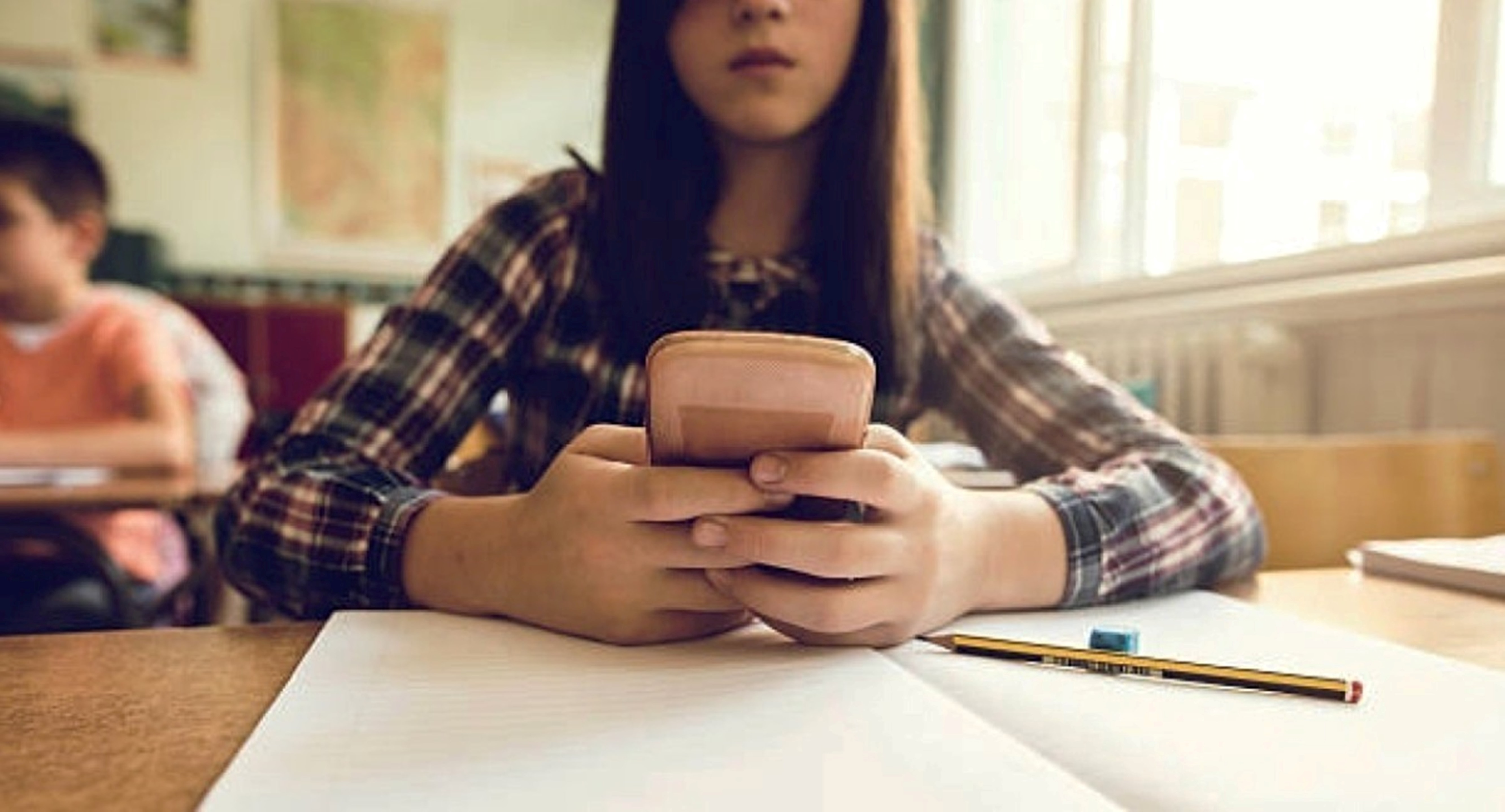 Brasil prohibió el uso de celulares en las escuelas