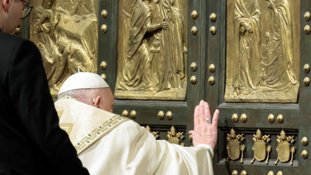 El papa Francisco abrió la Puerta Santa de la Basílica de San Pedro y encabezó la Misa de Nochebuena