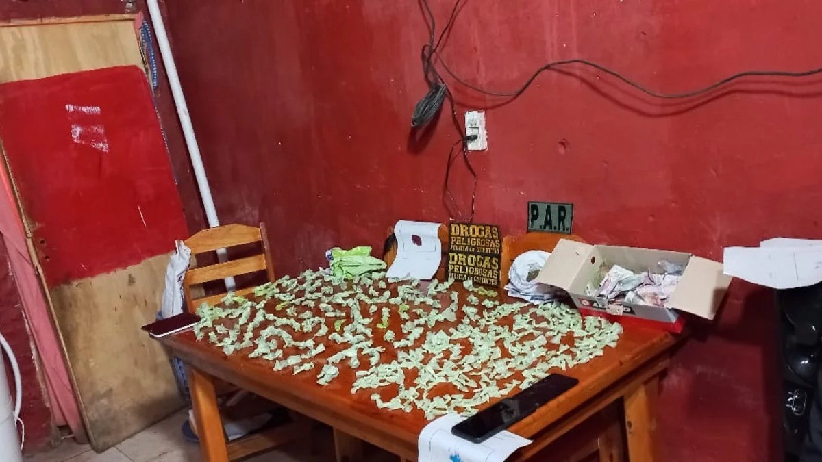 Cuatro detenidos y cientos de dosis secuestradas en un kiosco de drogas de Corrientes