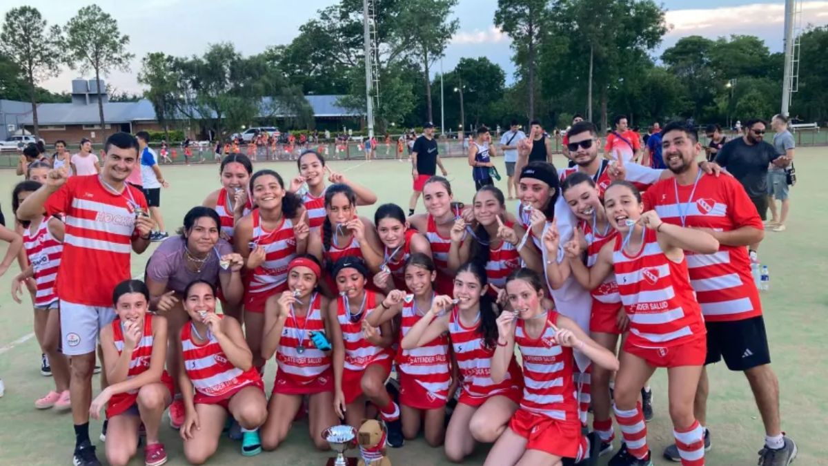Regatas campeón del Regional de Clubes NEA C de hockey