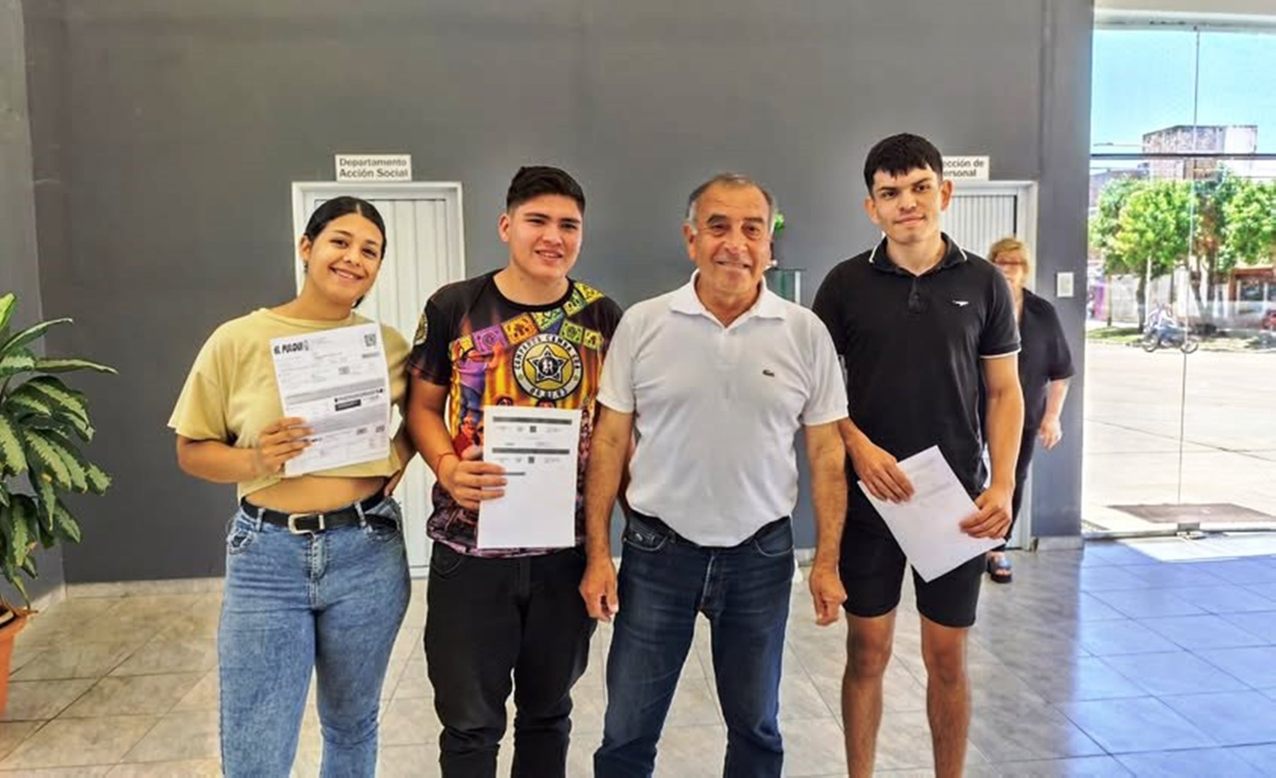 El municipio de La Leonesa entregó pasajes en micro a jóvenes locales aspirantes a las fuerzas federales