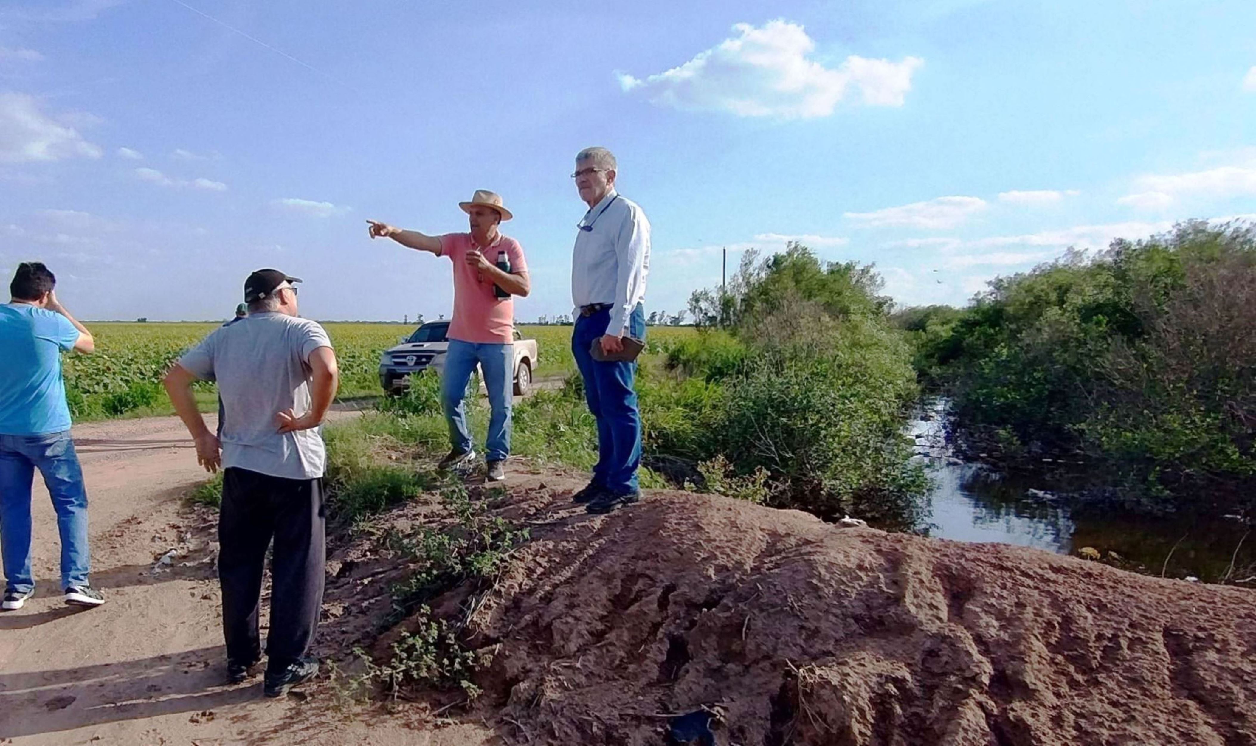 Mesón de Fierro: APA, Vialidad y consorcios camineros completaron trabajos de mantenimiento del canal rural