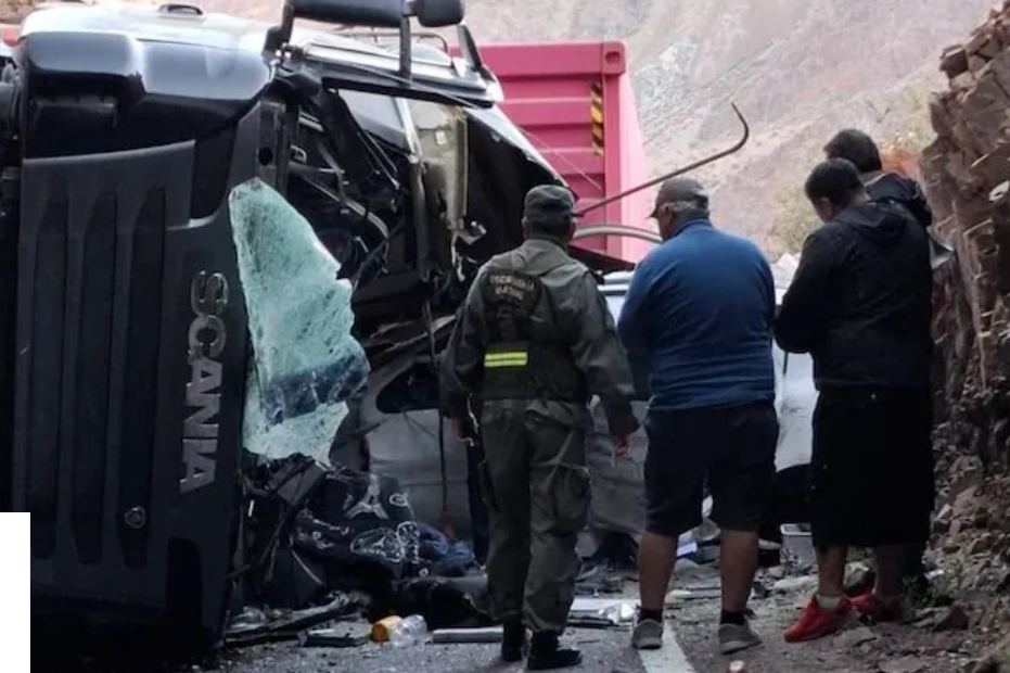 Mendoza: un camión volcó sobre un auto en el que viajaba una familia