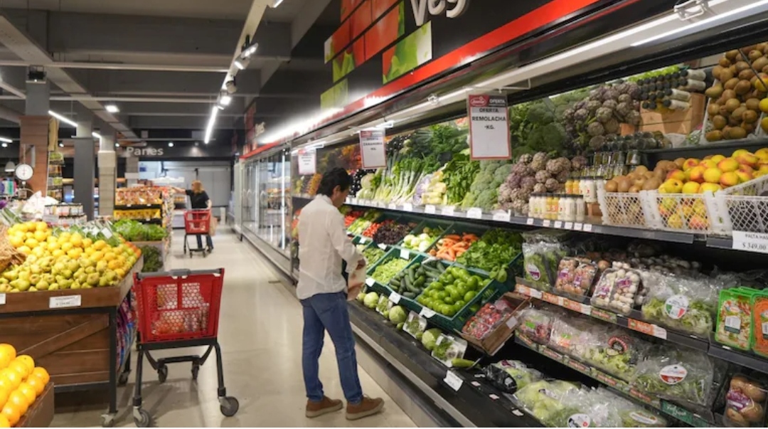 Las ventas en comercios minoristas volvieron a caer en noviembre y acumularon una baja del 12,2% en 2024