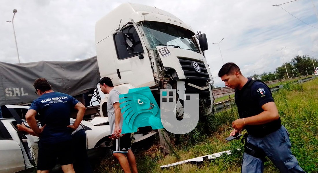 Milagro: camión cayó arriba de un auto en la autovía y no hubo fallecidos