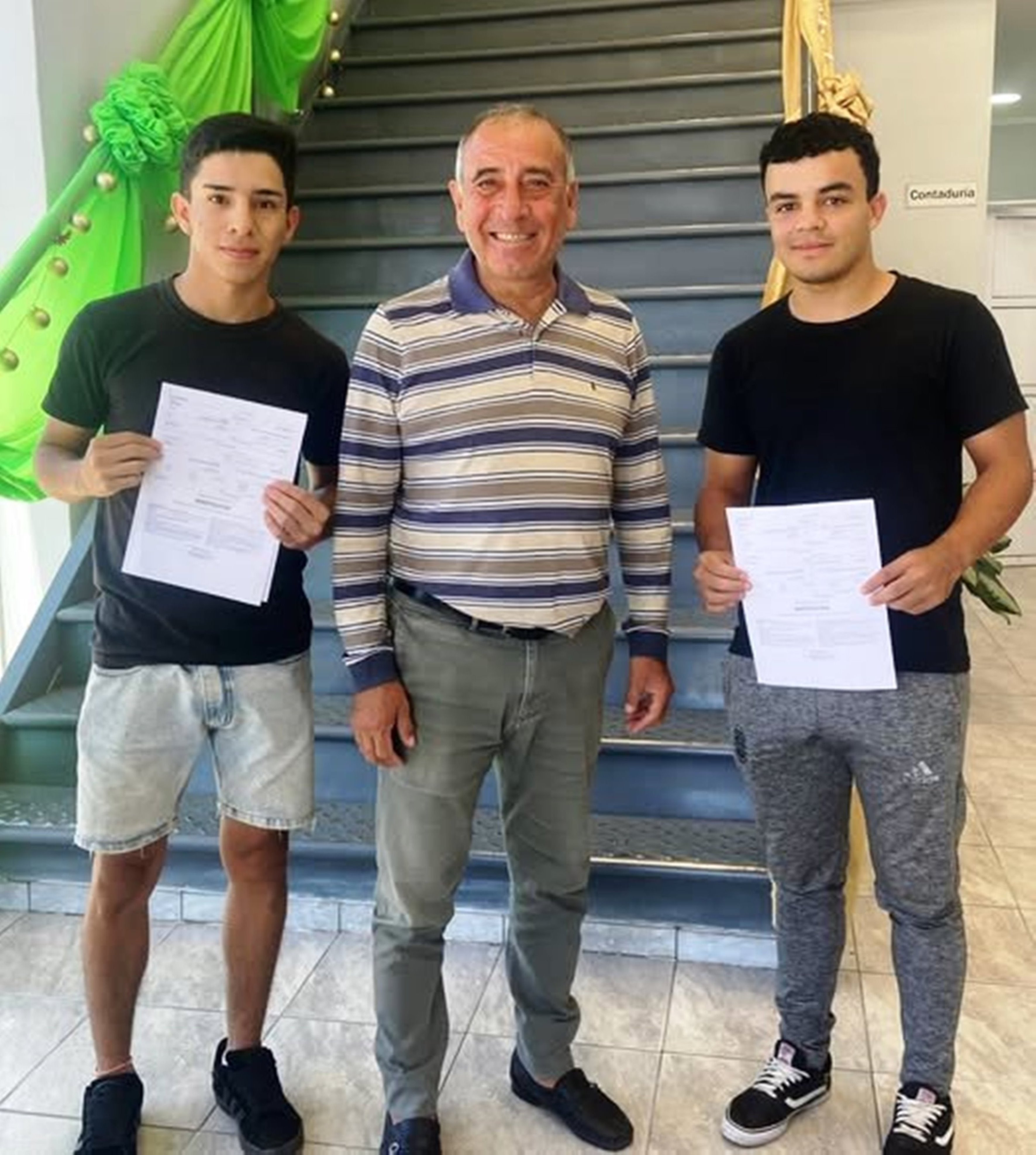 El municipio de La Leonesa entregó pasajes en micro a jóvenes locales aspirantes a Gendarmería