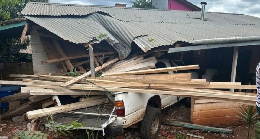 Misiones: abuelo de 75 años perdió el control de la camioneta y terminó contra una casa