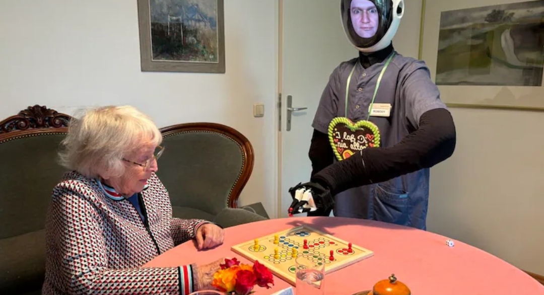 Estos robots aterradores usan rostros de familiares para acompañar y cuidar a personas mayores