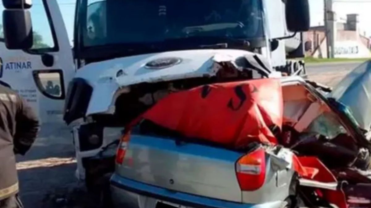Corrientes: un auto perdió el control y terminó incrustado en un camión