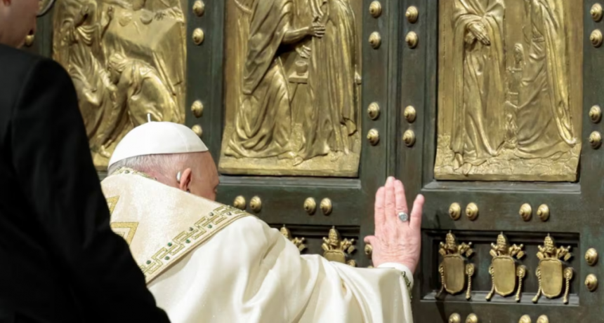 El papa Francisco abrió la Puerta Santa de la Basílica de San Pedro y encabezó la Misa de Nochebuena